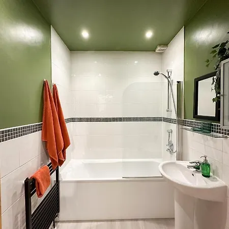 2 Bed - Close To Lbu, Headingley Stadium And Ycc Apartment