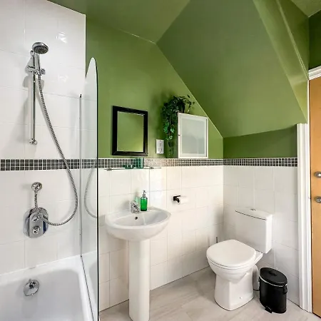 2 Bed - Close To Lbu, Headingley Stadium And Ycc Apartment *