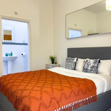 2 Bed - Close To Lbu, Headingley Stadium And Ycc *